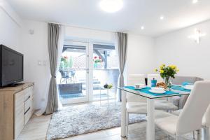 Televízia a/alebo spoločenská miestnosť v ubytovaní Apartament Palermo