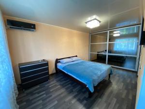 1 dormitorio con cama, tocador y espejo en Apartment in the center en Zhytomyr