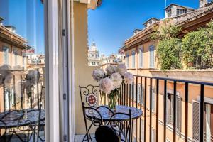 stół z wazą kwiatów na balkonie w obiekcie Rome55 - Piazza di Spagna w Rzymie