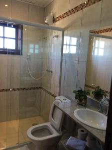 坎波斯杜若尔当Casa Campos的配有马桶、水槽和淋浴的浴室