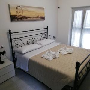 1 dormitorio con 1 cama con toallas en A casa di cinzia, en Pineto