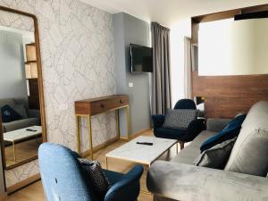 Televízia a/alebo spoločenská miestnosť v ubytovaní Hotel Lima - Adults Recommended