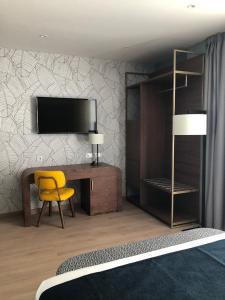 Televízia a/alebo spoločenská miestnosť v ubytovaní Hotel Lima - Adults Recommended