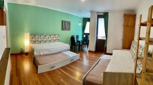 Apartamentos La Posada de Abanillas في Abanillas: غرفة بسريرين وطاولة وكراسي