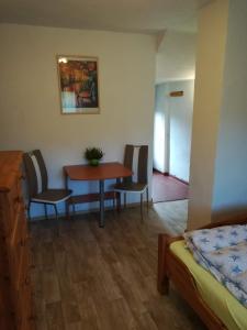 Postel nebo postele na pokoji v ubytování Ubytování na farmě v Novohradských horách