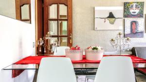 een eetkamer met een tafel met witte stoelen bij Auditori Barcelona in Barcelona