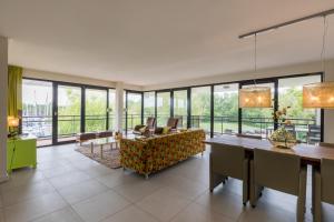 a living room with a couch and a table at Muidenweg 1 - Arnemuiden in Arnemuiden