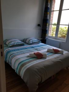1 dormitorio con 2 almohadas en le castor en Deauville