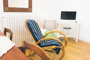チェーリエ・メッサーピカにあるMasseria Cervelleraの椅子、デスク、テレビが備わる客室です。