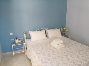 una camera da letto con un letto con asciugamani sopra di Nikoleta Apartment a Chania