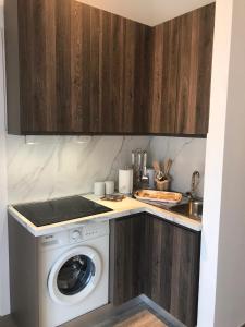 kuchnia z pralką w kuchni w obiekcie Domus 127 Apartment Pompei w mieście Pompeje