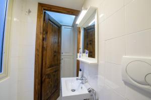 A bathroom at NEW NAVONA ELEGANT APARTMENT
