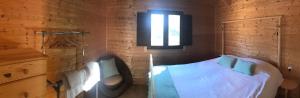 Ένα ή περισσότερα κρεβάτια σε δωμάτιο στο Glamorous Cabin on a Farm