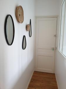 a hallway with a mirror and a door at le castor in Deauville