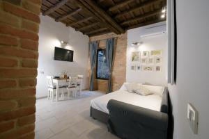 A television and/or entertainment centre at NEW NAVONA ELEGANT APARTMENT