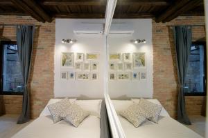 A bed or beds in a room at NEW NAVONA ELEGANT APARTMENT