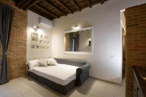 una piccola camera con letto e specchio di NEW NAVONA ELEGANT APARTMENT a Roma