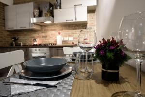A kitchen or kitchenette at NEW NAVONA ELEGANT APARTMENT