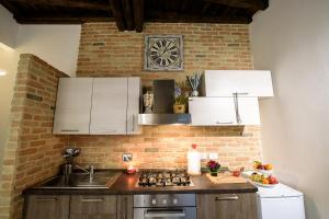 A kitchen or kitchenette at NEW NAVONA ELEGANT APARTMENT
