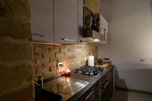 A kitchen or kitchenette at NEW NAVONA ELEGANT APARTMENT