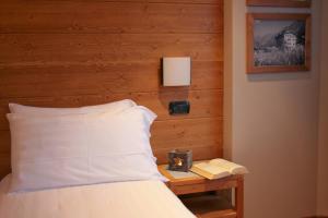 Ένα ή περισσότερα κρεβάτια σε δωμάτιο στο Hotel Larice Bianco