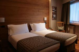 Ένα ή περισσότερα κρεβάτια σε δωμάτιο στο Hotel Larice Bianco