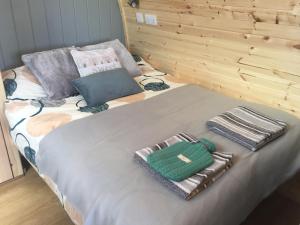Garden Cottage Glamping Pod客房内的一张或多张床位