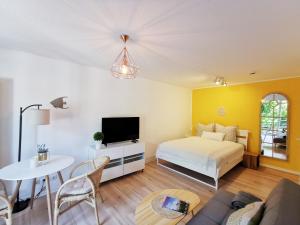 a living room with a bed and a table at Lillys Apartment Kempten in Kempten