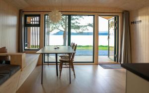 Výhled na řeku, která protéká v blízkosti kempu