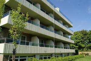einen Außenblick auf ein Gebäude mit Balkonen in der Unterkunft Michels Hanseatic Hotel Norderney in Norderney