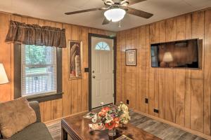 TV at/o entertainment center sa Hot Springs Home Less Than 1 Mi to Oaklawn Racing Casino!