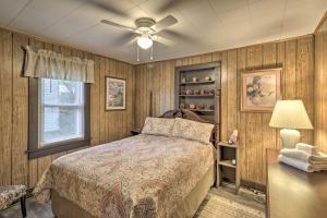Een bed of bedden in een kamer bij Hot Springs Home Less Than 1 Mi to Oaklawn Racing Casino!