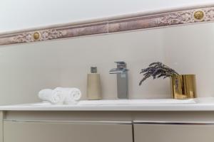 un estante con toallas y un espejo. en Čikat bay residence, en Mali Lošinj 52 fotos más