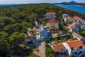 una vista aérea de un pueblo con casas en Čikat bay residence, en Mali Lošinj