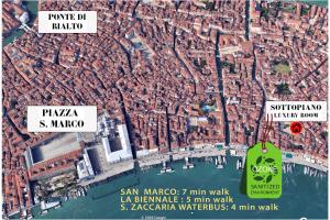 eine Karte einer Stadt mit Gebäuden darauf in der Unterkunft Sottopiano - comfort in the center in Venedig
