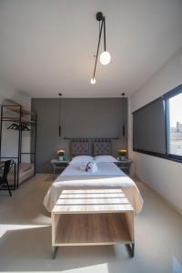 1 dormitorio con cama grande y ventana grande en Urban Sea View Lofts #1, en Chalkida