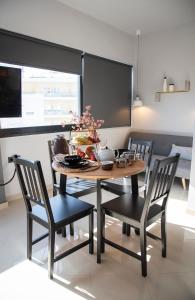 Un comedor con mesa y sillas de madera. en Urban Sea View Lofts #1, en Chalkida 14 fotos más