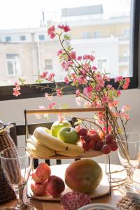 un plato de fruta en una mesa con una ventana en Urban Sea View Lofts #1, en Chalkida
