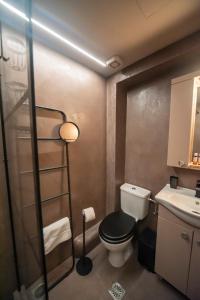 Un baño pequeño con inodoro y lavabo. en Urban Sea View Lofts #1, en Chalkida