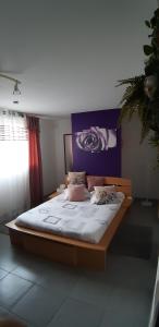 um quarto com uma cama grande num quarto em Gite "Lili" em Lapoutroie