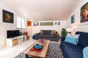 a living room with a couch and a table at Casa Buganvília in Cascais