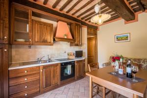 Kuchyň nebo kuchyňský kout v ubytování Agriturismo Oliviera Winery & Hiking