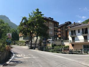 une rue vide avec des bâtiments sur le côté de la route dans l'établissement Limonetto dream, à Limone Piemonte
