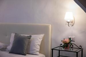 A bed or beds in a room at Guglielmo Tell Suite