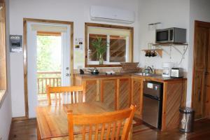 Cucina o angolo cottura di Hotel Posada Seremein ,West Bay ,Roatan