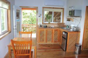 Cucina o angolo cottura di Hotel Posada Seremein ,West Bay ,Roatan