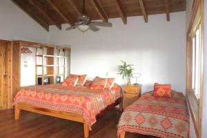 Letto o letti in una camera di Hotel Posada Seremein ,West Bay ,Roatan
