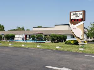una señal para una posada de halcón frente a un edificio en Falcon Inn, en Niagara Falls