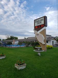 a sign for a falcon inn in a yard at Falcon Inn in Niagara Falls