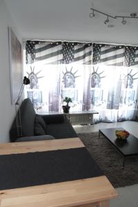 a living room with a bed and a flag at 1-Zimmer Business Appartement in Worms